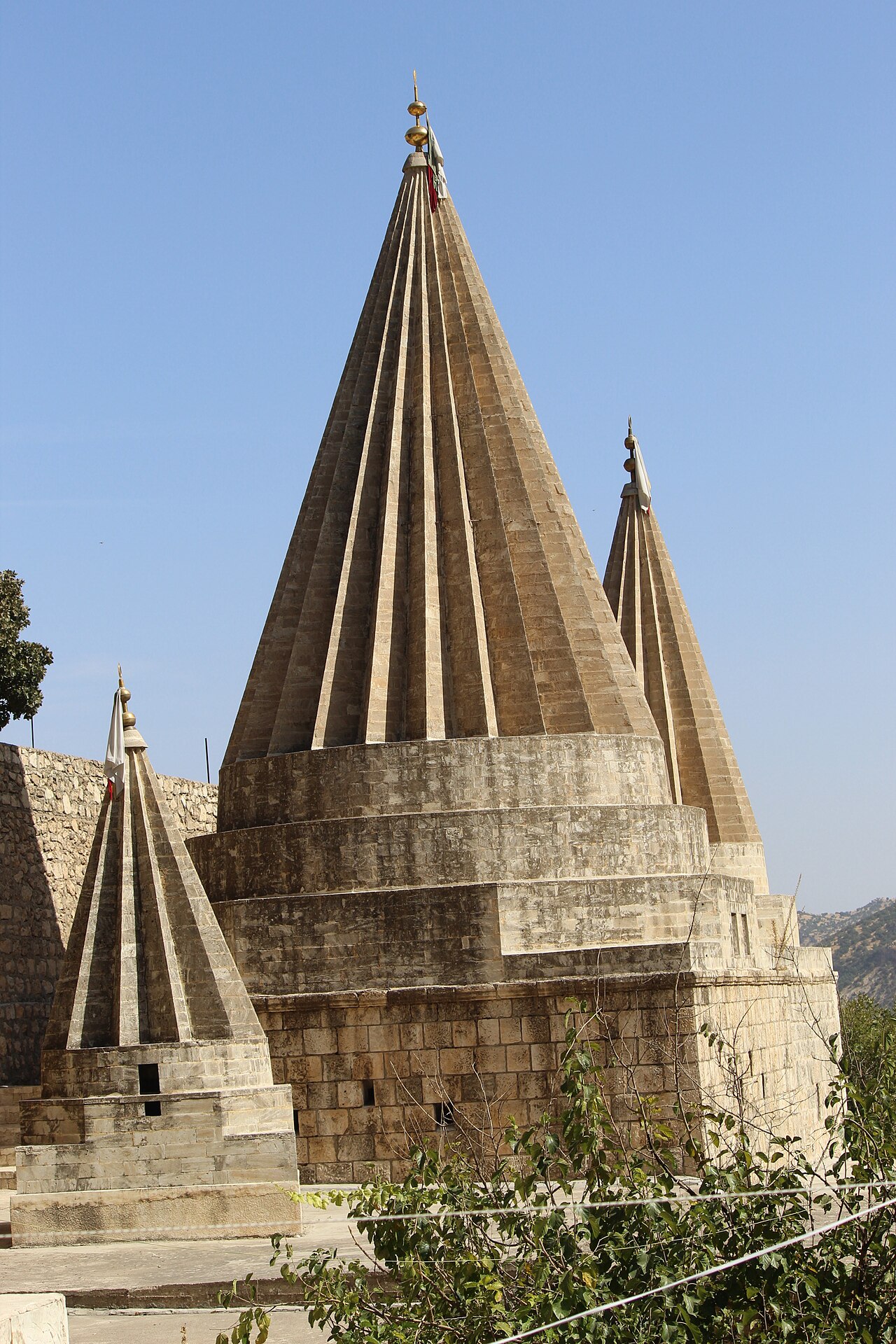 Lalîş — die konischen, kannelierten Turmspitzen des Êzîdî-Heiligtums im Nordirak
